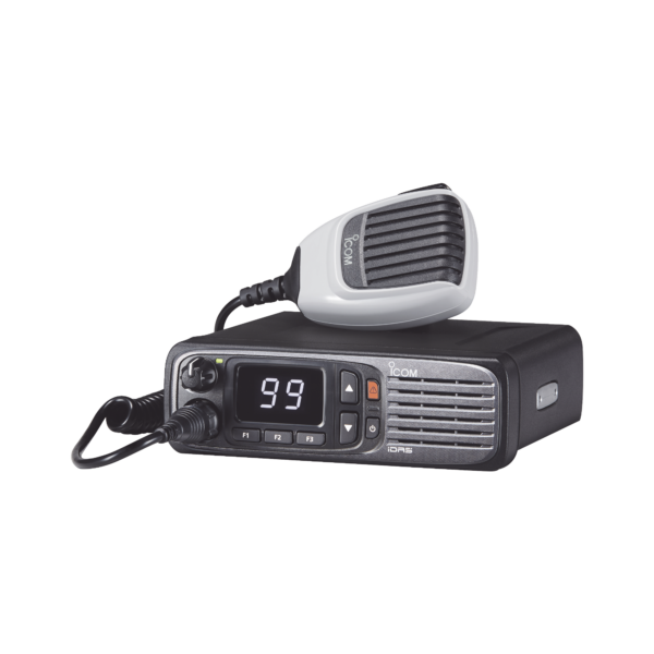 Radio móvil digital con pantalla numérica, en rango de 380-470MHz, de 99 canales seleccionables, GPS, y bluethooth. Incluye micrófono, cable de corriente y bracket.