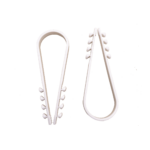 Bolsa con 100 clips sujetadores de plástico para cables de 19 a 25 mm. Ideales para instalaciones en pared, brindan sujeción firme y segura.