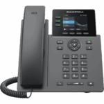 Teléfono IP Grado Operador / 3 Líneas / 12 Botones Virtuales Multiuso / Pantalla LCD 2.8 Pulgadas / Puertos Gigabit con PoE / Audio HD / Compatible con GDMS